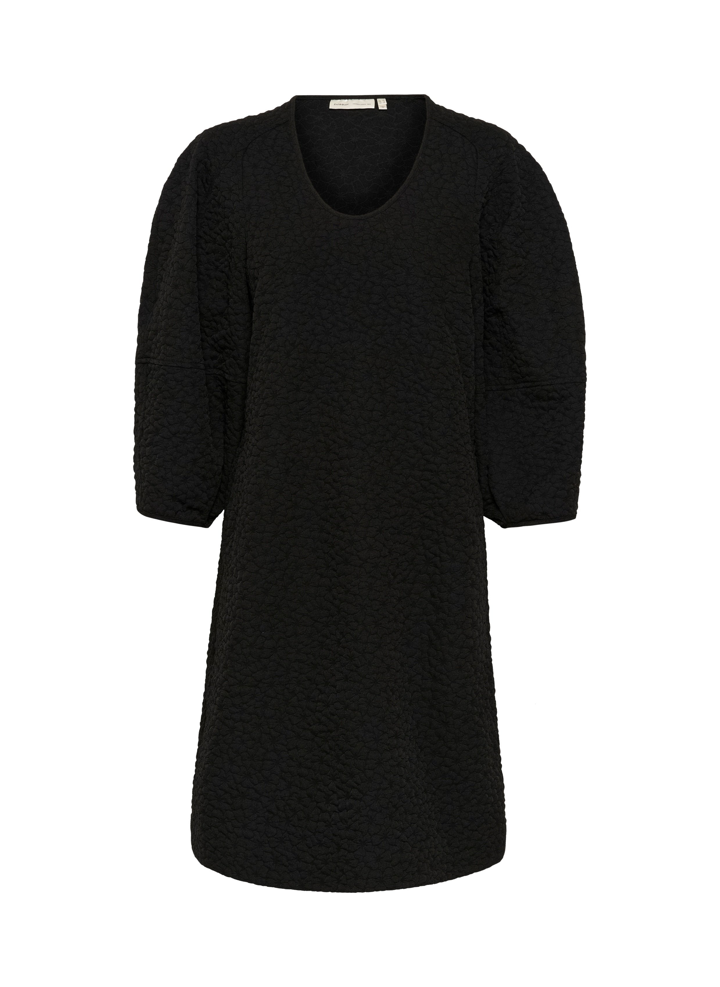 Schwarzes Kleid aus einem strukturierten Stoff, mit einem runden Ausschnitt und 3/4 Puffärmeln. Die lockere Passform sorgt für eine lässige Silhouette.