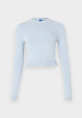 Himmelblaues, kurzes Sweatshirt mit langen Ärmeln. Es hat einen gerippten Ausschnitt und Saum sowie ein dezentes, strukturiertes Logo auf der Vorderseite.