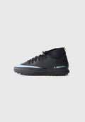 Schwarze synthetische Fußballschuhe mit einem niedrigen Knöcheldesign, ausgestattet mit einem blauen Akzentstreifen und einer strukturierten Gummisohle für besseren Grip.