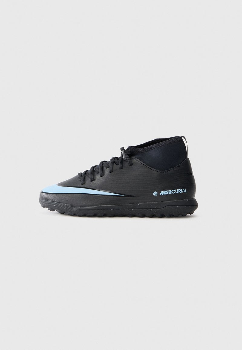 Schwarze synthetische Fußballschuhe mit einem niedrigen Knöcheldesign, ausgestattet mit einem blauen Akzentstreifen und einer strukturierten Gummisohle für besseren Grip.