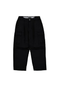 Schwarze Cargo-Hose mit Gürtelschlaufen, Frontknopf, Reißverschluss, seitlichen Klappentaschen und dem Aufdruck "AIRCRAFT PANT" am inneren Bund.