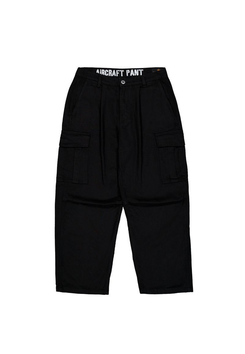 Schwarze Cargo-Hose mit Gürtelschlaufen, Frontknopf, Reißverschluss, seitlichen Klappentaschen und dem Aufdruck "AIRCRAFT PANT" am inneren Bund.