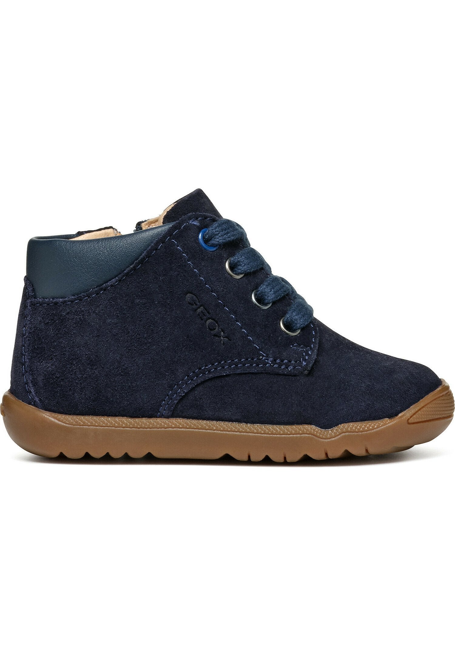 Marineblaue Wildleder-Ankle Boots mit einem glatten marineblauen Lederoberteil, runder Zehenpartie, Gummisohle und blauen Schnürsenkeln. Mit Geox-Branding an der Seite.