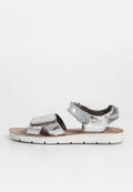 Silberne Sandalen mit einem strukturierten, rissigen Design. Verfügt über verstellbare Riemen und eine gepolsterte Fußbett. Gummisohle sorgt für Trittsicherheit.