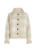 Beige karierte Jacke mit einem Sherpa-Kragen, schwarzen Knöpfen und weich strukturierten Bündchen. Kürzerer Schnitt mit zwei Fronttaschen.