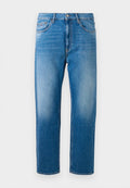 Blaue gerade geschnittene Jeans aus Denim mit klassischem Fünf-Taschen-Design und Knopfverschluss, mit dezentem Ausbleichen entlang der Oberschenkel und Knie.