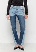 Helleblaue und dunkelblaue Patchwork-Jeans mit geradem Bein, ausgebleichtem Design, fünf Taschen und einem vorderen Knopfverschluss.