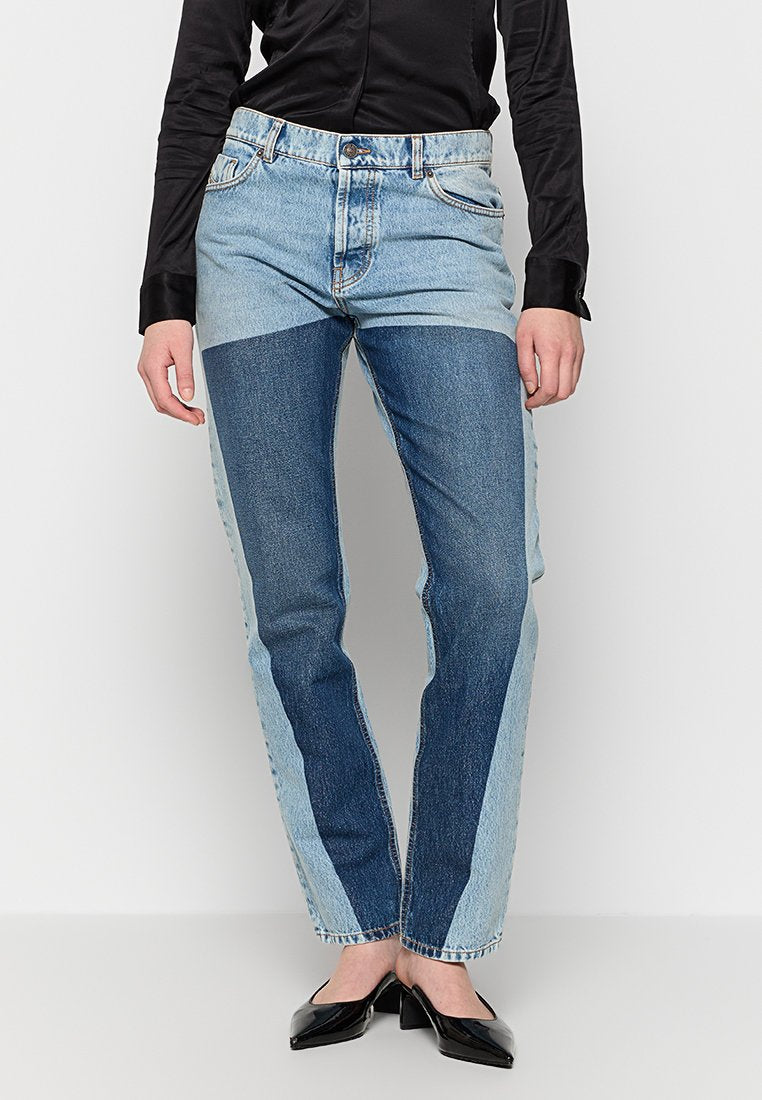 Helleblaue und dunkelblaue Patchwork-Jeans mit geradem Bein, ausgebleichtem Design, fünf Taschen und einem vorderen Knopfverschluss.