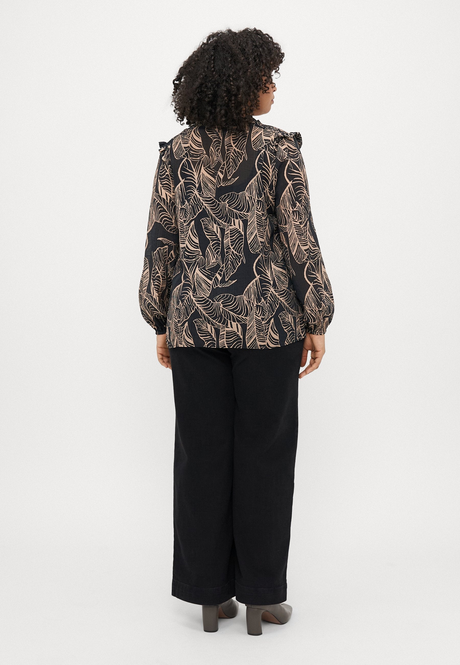 CARBETSEY FRILL Media 4
