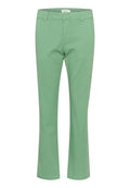 Helle grüne Baumwollhose mit geradem Bein, ausgestattet mit einem Reißverschluss und Knopfverschluss vorne sowie Gürtelschlaufen am Hüftbund.