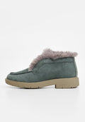 Wildleder-Ankle Boots in einem gedeckten Grünton mit grauem Kunstpelzbesatz, runder Spitze und einer strukturierten beigen Gummisohle. Einfache Nahtdetails an den Seiten.