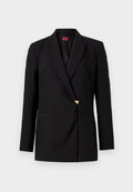 Schwarzer maßgeschneiderter Blazer mit Spitzrevers, einem dekorativen goldenen Knopf und zwei Fronttaschen, auf einem weißen Hintergrund präsentiert.