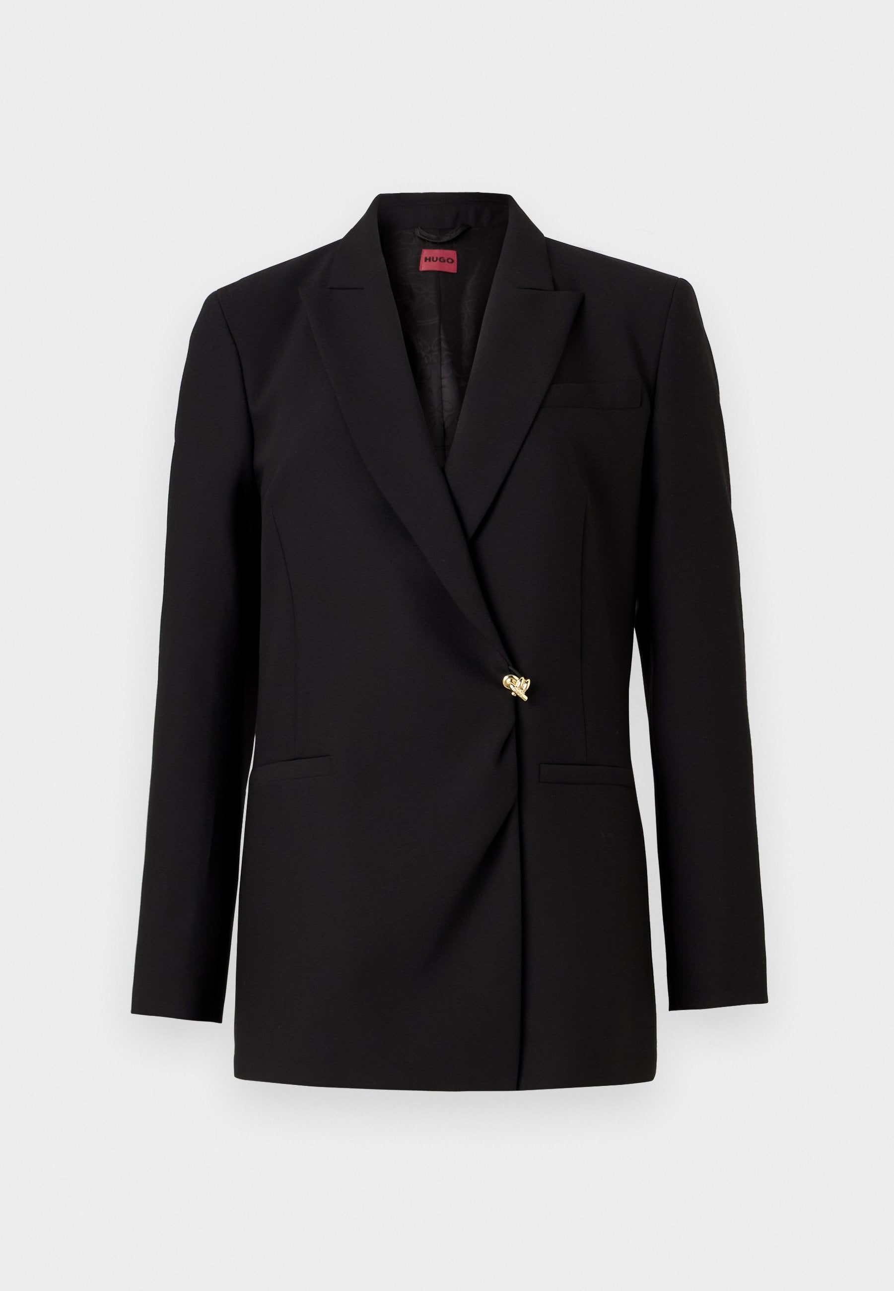 Schwarzer maßgeschneiderter Blazer mit Spitzrevers, einem dekorativen goldenen Knopf und zwei Fronttaschen, auf einem weißen Hintergrund präsentiert.