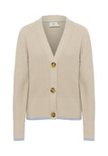 Beige Strickjacke mit V-Ausschnitt, fünf großen braunen Knöpfen und hellblauen Akzenten am Saum und den Ärmeln. Strukturiertes Stoffdesign.