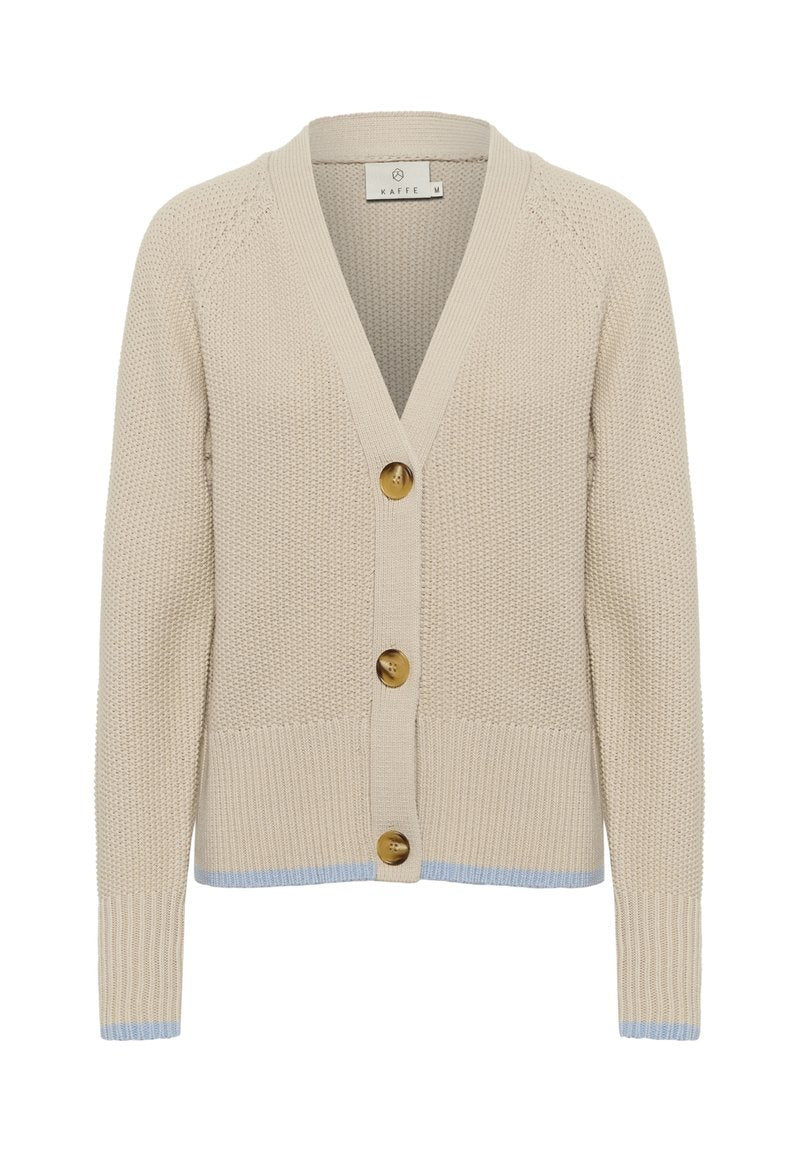 Beige Strickjacke mit V-Ausschnitt, fünf großen braunen Knöpfen und hellblauen Akzenten am Saum und den Ärmeln. Strukturiertes Stoffdesign.