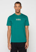 Türkisfarbenes T-Shirt mit kurzen Ärmeln aus Baumwolle, mit einem Logo in kontrastierenden Farben auf der Brust, rundem Ausschnitt und regulärer Passform.
