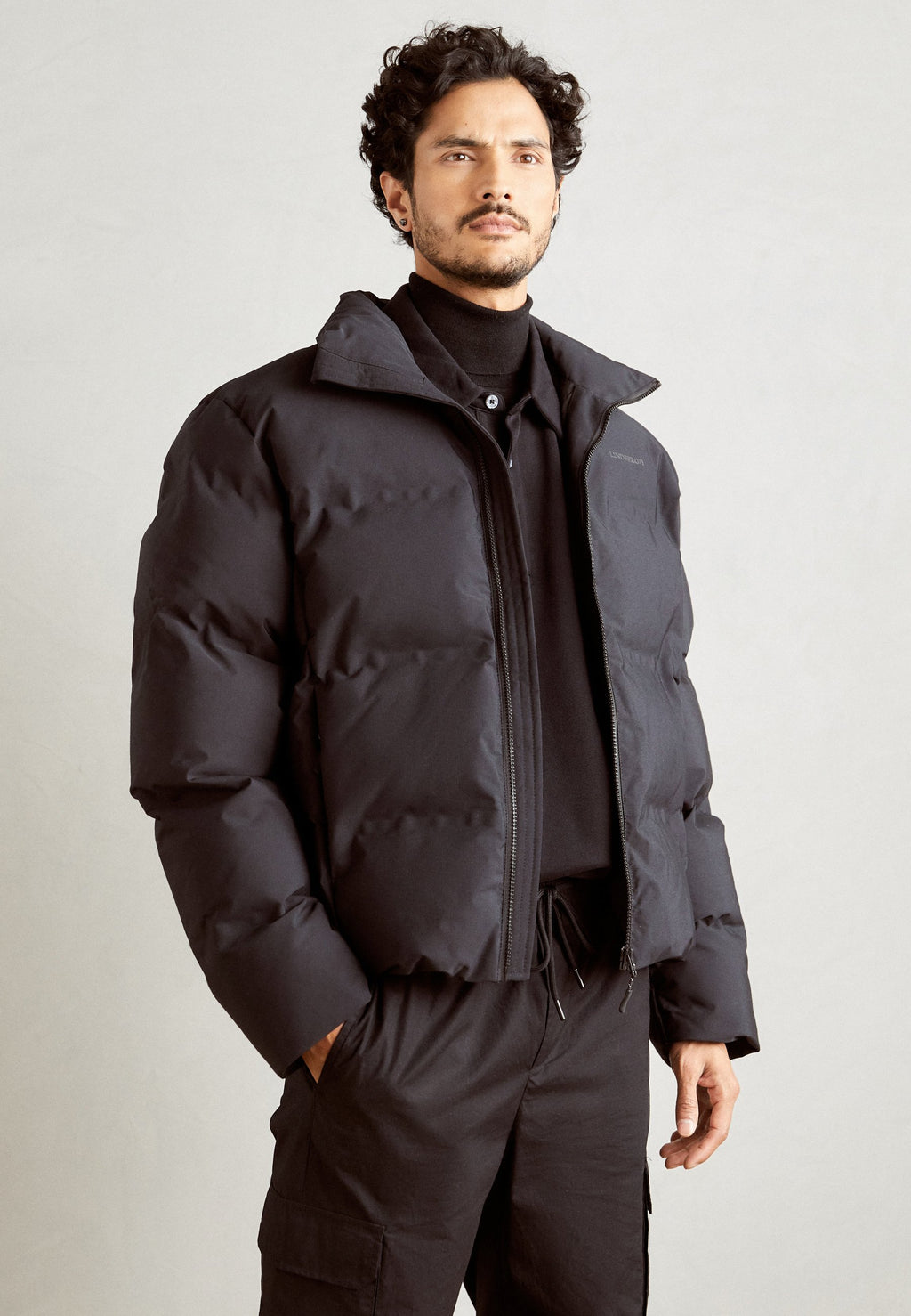 CROPPED SEAMLESS PUFFER JACKET Media 3