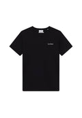 Schwarzes Baumwoll-T-Shirt, Rundhalsausschnitt, kurze Ärmel, mit einem kleinen weißen "Les Deux"-Logo auf der linken Brust. Einfaches Design, glatte Textur.