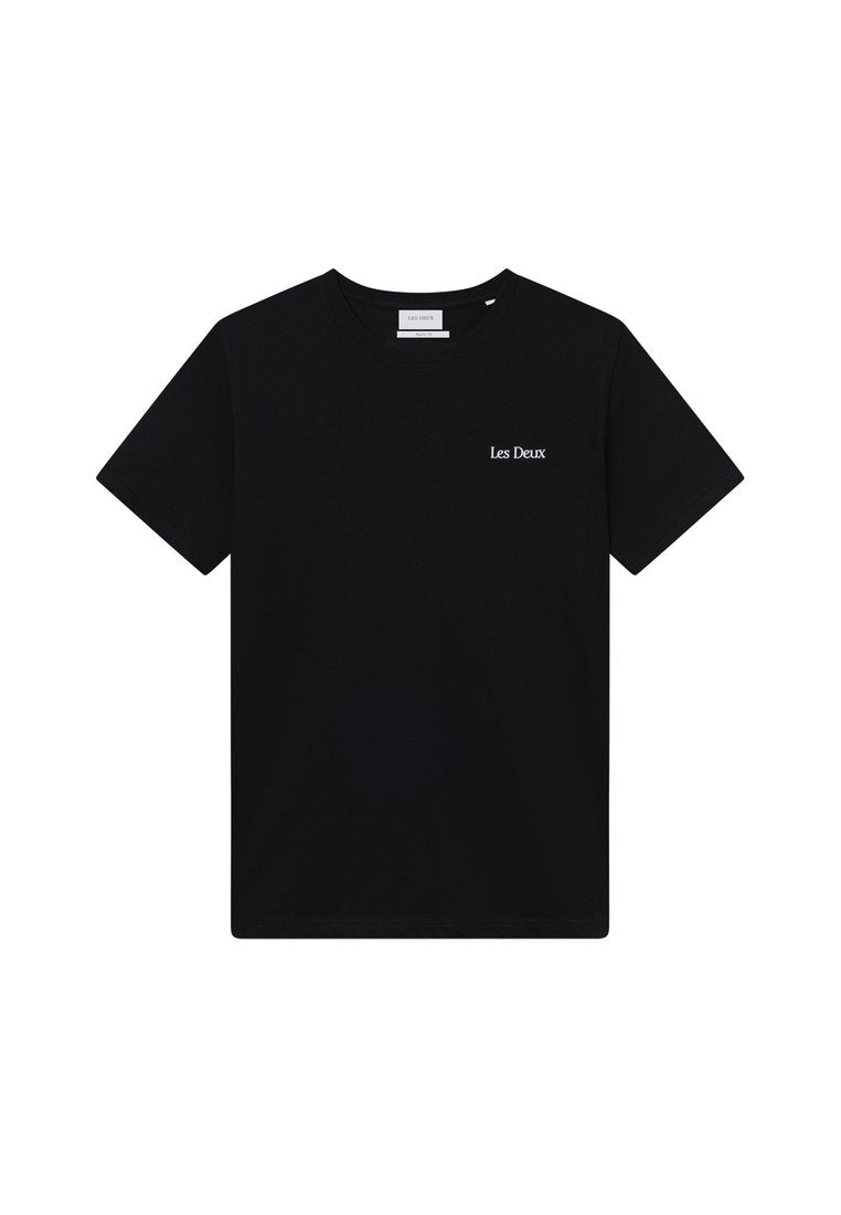 Schwarzes Baumwoll-T-Shirt, Rundhalsausschnitt, kurze Ärmel, mit einem kleinen weißen "Les Deux"-Logo auf der linken Brust. Einfaches Design, glatte Textur.