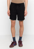 Schwarze Shorts aus Denim mit einem elastischen Bund und einer Kordel zum Verstellen, verziert mit kontrastierenden weißen Nähten am Saum.