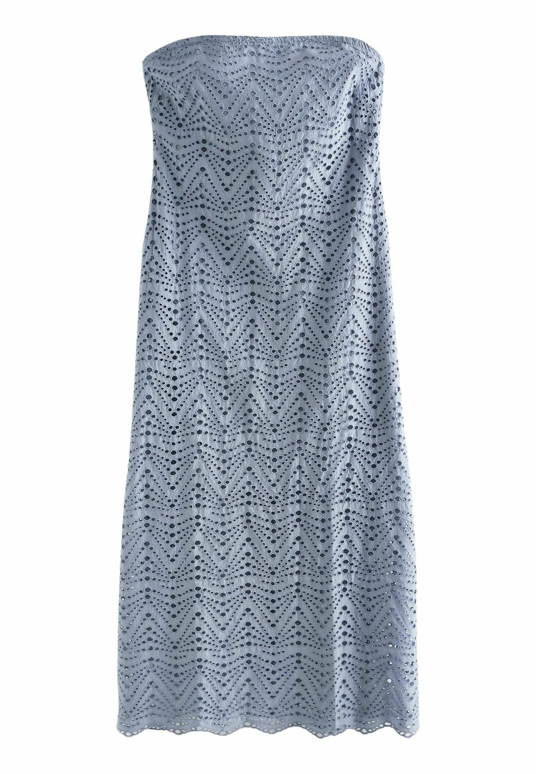 Trägerloses, hellblaues Kleid mit einem strukturierten Zickzackmuster, das ausgeschnittene Details und einen gewellten Saum aufweist. Aus atmungsaktivem Stoff gefertigt.