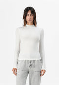 Weißes Langarm-T-Shirt aus geripptem Material mit hohem Ausschnitt und schmaler Passform, kombiniert mit hellgrauen, weiten Jeans.