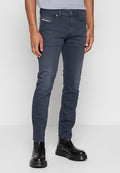 Dunkelgraue Slim-Fit-Jeans aus Denim, mit klassischem Fünf-Taschen-Design und subtilen Stichdetails, kombiniert mit schwarzen Knöchelstiefeln.
