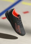 Schwarzer Sportschuh mit strukturiertem Obermaterial, neonorangefarbenen Akzenten und Schnürsenkeln. Verfügt über eine kurvenförmige Form und eine gepolsterte Sohle für Unterstützung.