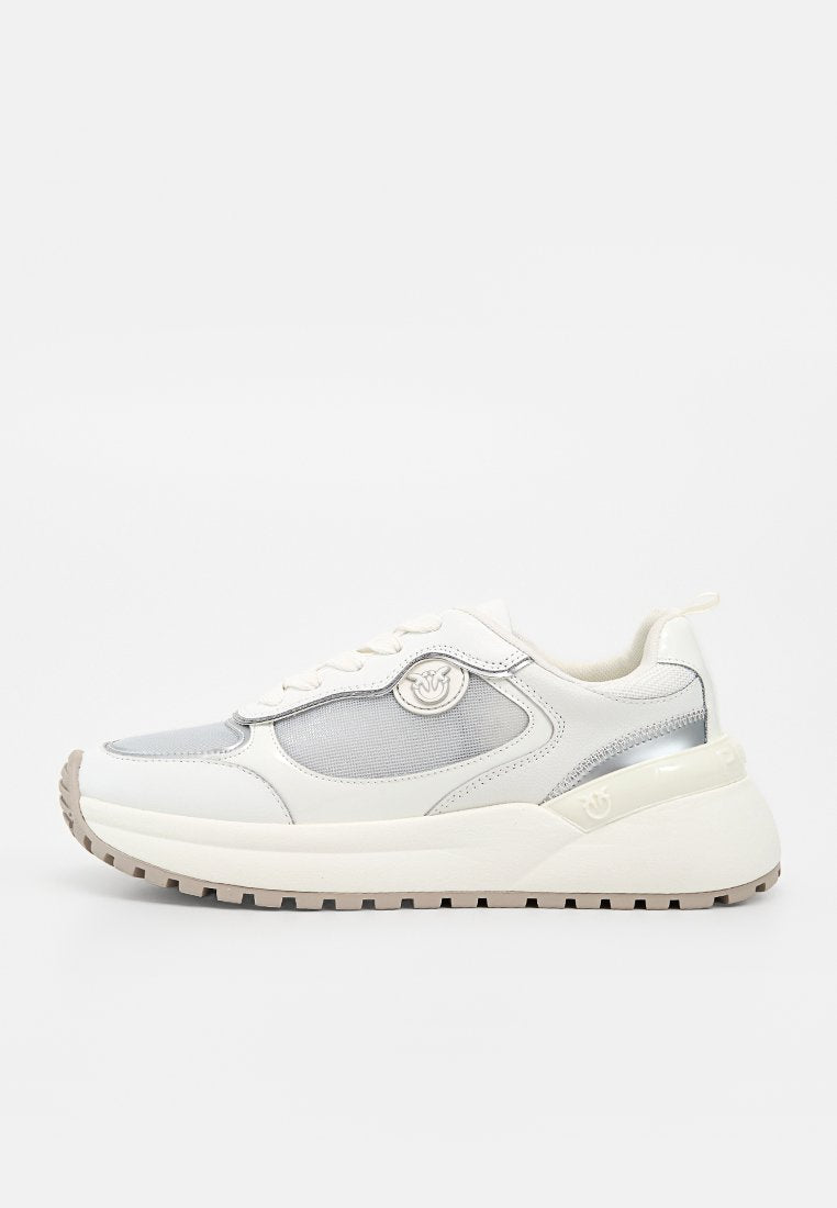 Weißer und hellgrauer Sneaker mit Schnürung vorne, dicker Sohle, Logodetail an der Seite und profilierter Außensohle für guten Grip.
