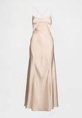 Abendkleid aus Satin in Beige mit Spaghettiträgern, ausgestattet mit einem taillierten Oberteil, einem drapierten Schnitt und einem ausgestellten Saum. Glatte Textur mit einem dezenten Schimmer.