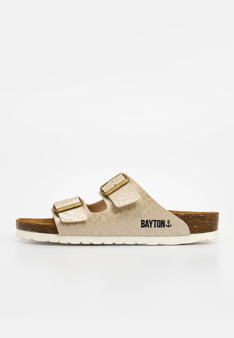 Beige Sandale mit offenem Zehenbereich, zwei verstellbaren Riemen, Korkfußbett, weißer Sohle und dem "BAYTON"-Logo auf der Seite.