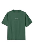 Dunkelgrünes T-Shirt mit kurzen Ärmeln und Rundhalsausschnitt, mit kleinem weißen Schriftzug "PEGADOR" mittig auf der Brust, flach auf einem weißen Hintergrund liegend dargestellt.