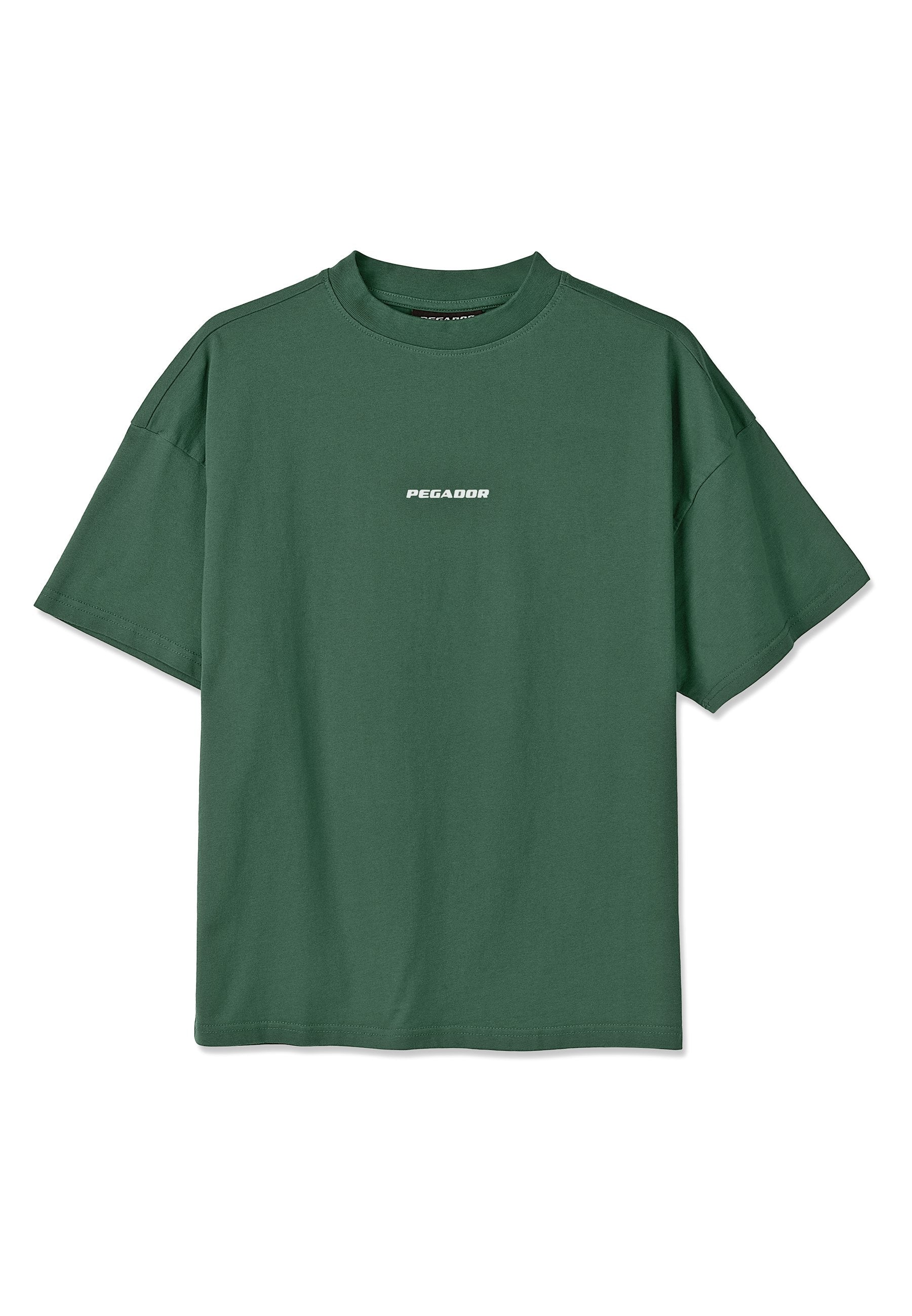 Dunkelgrünes T-Shirt mit kurzen Ärmeln und Rundhalsausschnitt, mit kleinem weißen Schriftzug "PEGADOR" mittig auf der Brust, flach auf einem weißen Hintergrund liegend dargestellt.