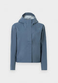Wasserabweisende Jacke in Hellblau, mit Kapuze, durchgehendem Frontreißverschluss, zwei Brusttaschen und glatter Oberfläche. Verstärkte Nähte als Akzent.