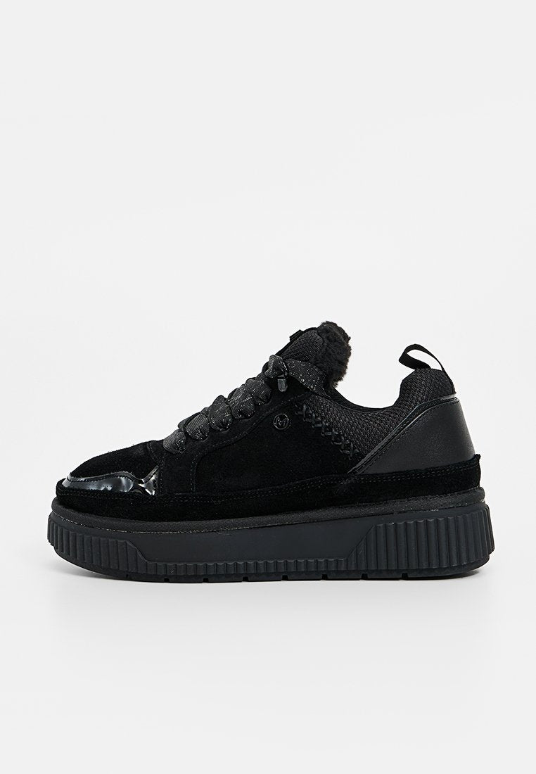 Schwarze Sneaker mit einer Kombination aus Wildleder und synthetischen Materialien, strukturiertem Obermaterial, dicker Sohle und kontrastierenden, glänzenden Akzenten.