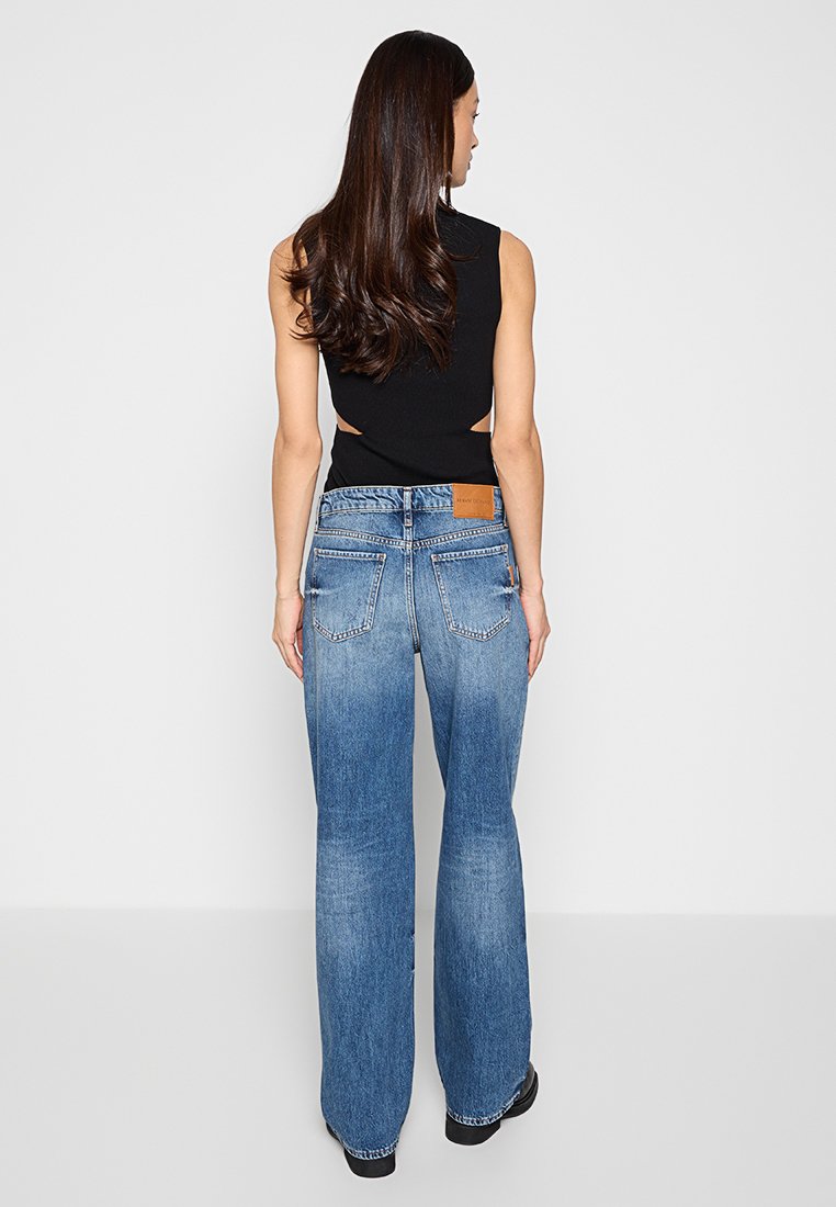 Armani Exchange Jeans Relaxed Fit Media 3