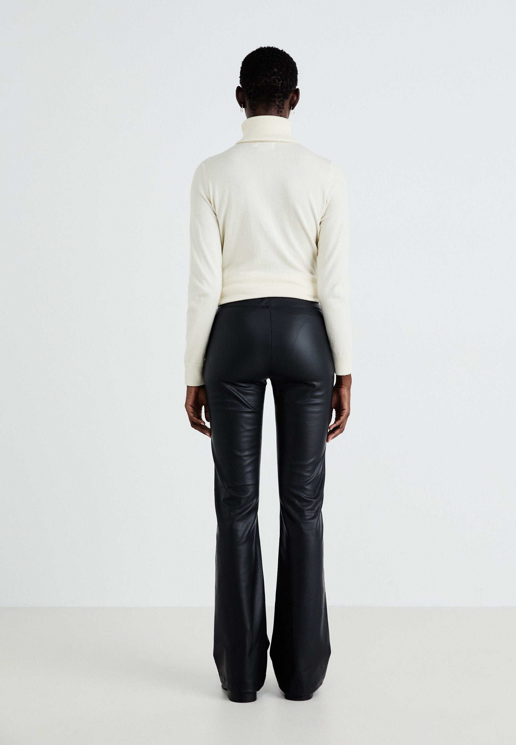 ONLPOPTRASH COATED PULL UP FLAR PANT  Media 4