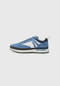 Seitenansicht eines blau-weißen Sneakers mit schwarzer Sohle und Schnürsenkeln auf einem einfarbigen Hintergrund.