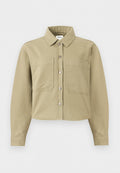Beige langärmeliges Hemd zum Knöpfen mit Kragen, zwei aufgesetzten Taschen vorne, kurzem Saum und sichtbaren Nahtdetails.