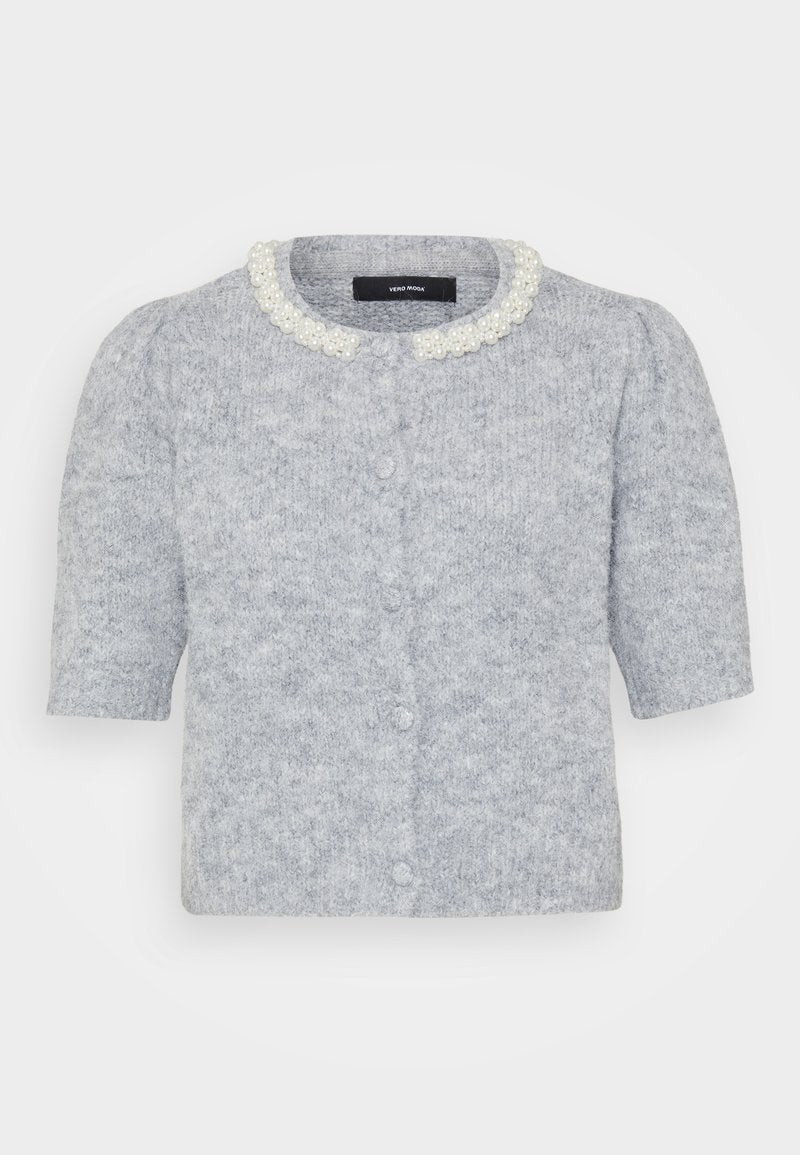 Grauer Strickjacke mit kurzen Ärmeln und strukturierter Strickoptik, ausgestattet mit einem perlenverzierten Kragen und einer vorderen Knopfleiste.