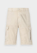 Beige Cargo-Shorts mit zwei Seitentaschen, einem Knopfverschluss und einem klassischen geraden Schnitt. Hergestellt aus strapazierfähigem Stoff mit einer glatten Textur.