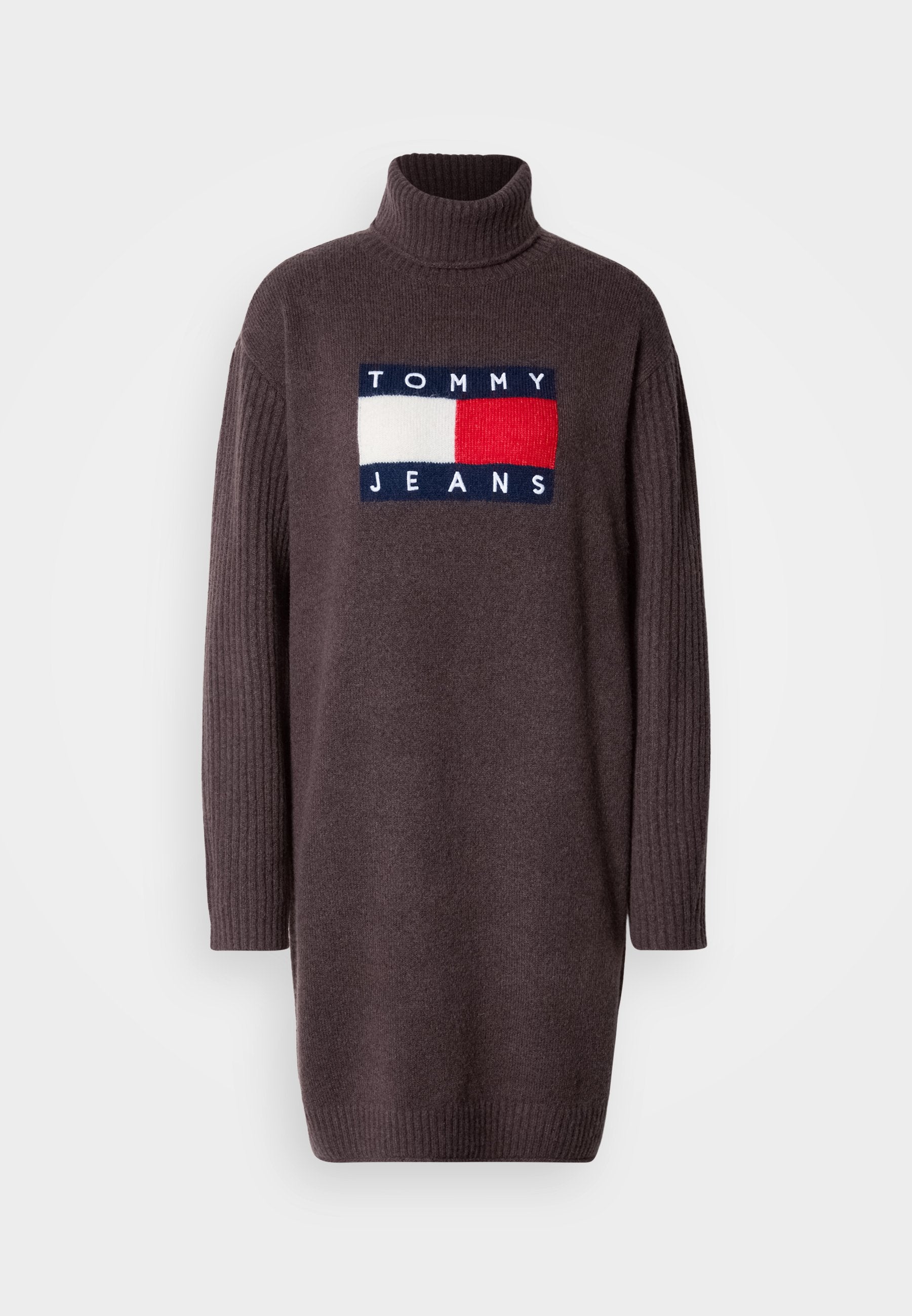 Anthrazitfarbener Strickkleid mit einem gerippten Rollkragen und langen Ärmeln. Auf der Vorderseite prangt ein hervorgehobener Logo-Patch in Marineblau, Rot und Weiß.