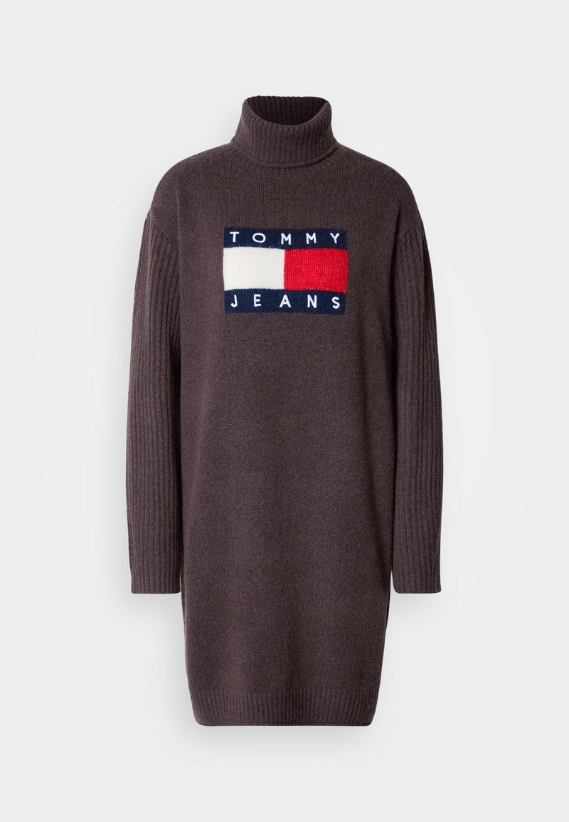 Anthrazitfarbener Strickkleid mit einem gerippten Rollkragen und langen Ärmeln. Auf der Vorderseite prangt ein hervorgehobener Logo-Patch in Marineblau, Rot und Weiß.