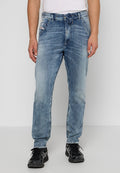 Helle blaue Denim-Jeans mit lockerer Passform, elastischem Bund mit Kordelzug und verblasster Textur, ausgestattet mit fünf Taschen und einem Logodetail auf der Vorderseite.
