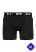 Schwarze Herrenboxershorts mit einem elastischen Bund, auf dem das Markenlogo "DIESEL" in Weiß wiederholt ist, vor einem weißen Hintergrund gezeigt.