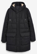 Schwarze Steppjacke mit Kapuze, Reißverschluss-Brusttaschen und großen Fronttaschen. Mit einem gesteppten Design und einem pelzigen Innenfutter.