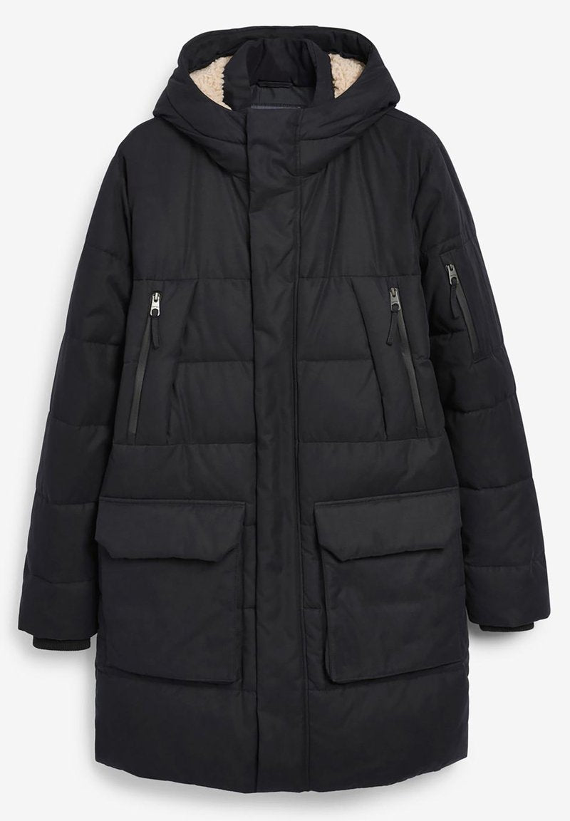 Schwarze Steppjacke mit Kapuze, Reißverschluss-Brusttaschen und großen Fronttaschen. Mit einem gesteppten Design und einem pelzigen Innenfutter.