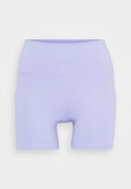 Helllilafarbene Sport Shorts, aus dehnbarem Material gefertigt, mit hohem Bund, glatter Textur und ohne sichtbare Taschen oder Muster.