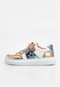 Kinderschuh mit niedriger Schuhhöhe, weißer Sohle, goldenen und rosegoldfarbenen Metallic-Akzenten, blauem Panel mit Glitzerstern und pinkfarbenem Innenfutter.