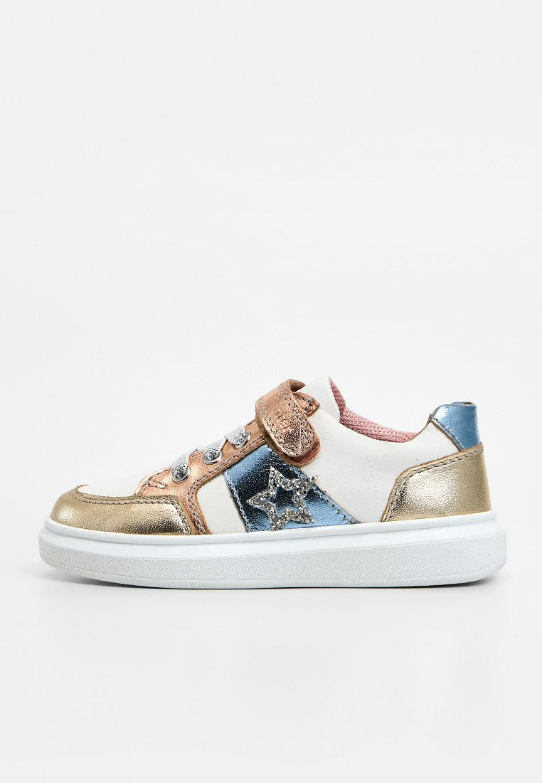 Kinderschuh mit niedriger Schuhhöhe, weißer Sohle, goldenen und rosegoldfarbenen Metallic-Akzenten, blauem Panel mit Glitzerstern und pinkfarbenem Innenfutter.
